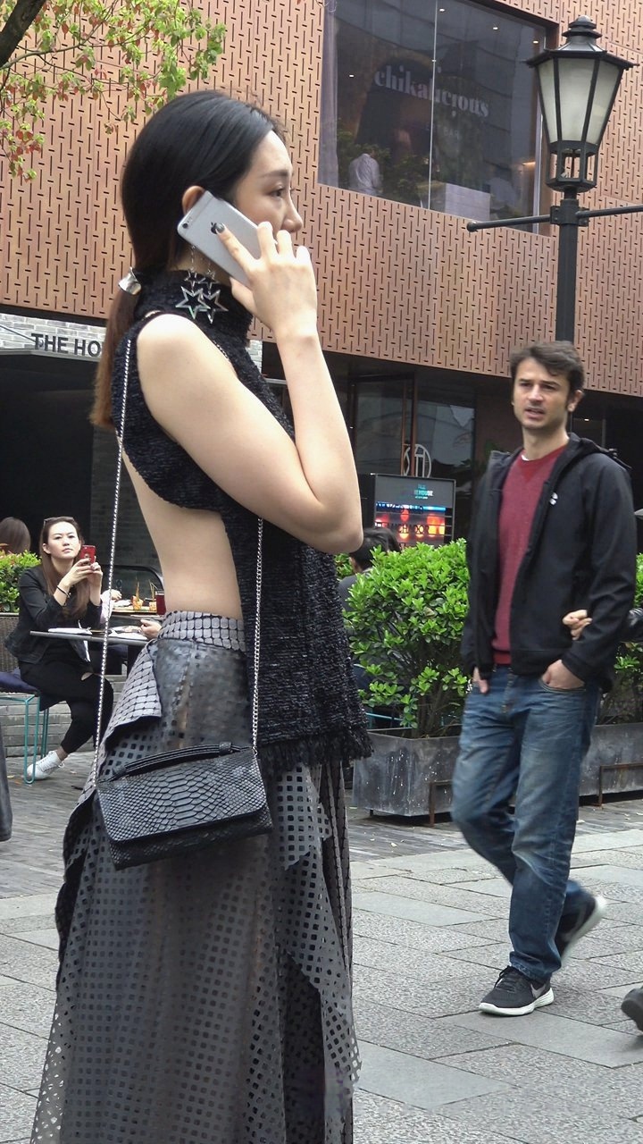 4K-超性感路背装高跟长裙美女[3.48G]