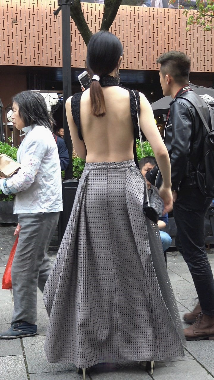 4K-超性感路背装高跟长裙美女[3.48G]