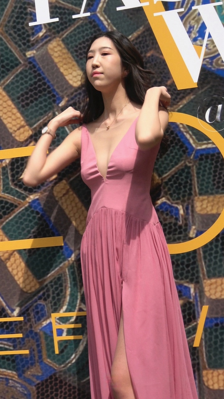 4K-商场拍摄两个紧身包臀裙MT圆臀漂亮美眉M003[485M]