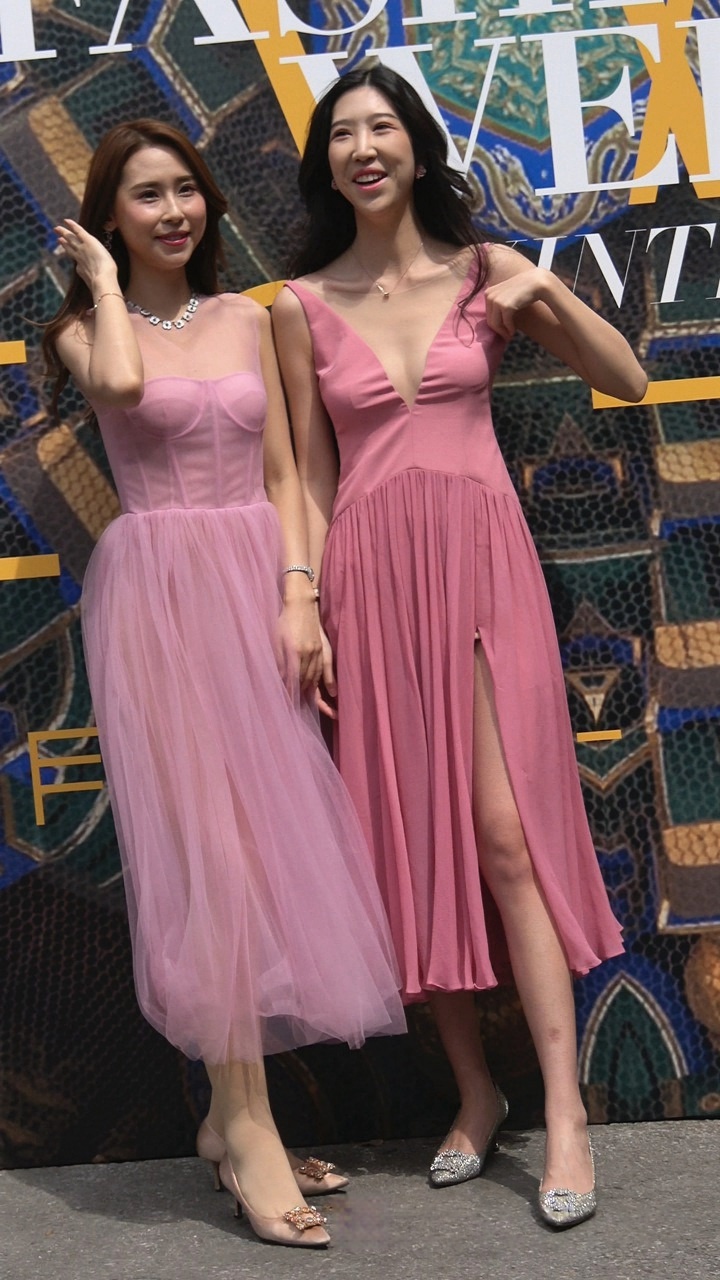 4K-商场拍摄两个紧身包臀裙MT圆臀漂亮美眉M003[485M]