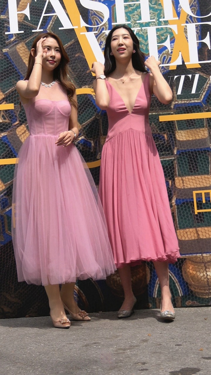 4K-商场拍摄两个紧身包臀裙MT圆臀漂亮美眉M003[485M]