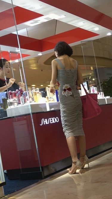 4K-商场拍摄两个紧身包臀裙MT圆臀漂亮美眉M003[485M]