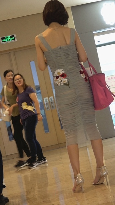 4K-商场拍摄两个紧身包臀裙MT圆臀漂亮美眉M003[485M]