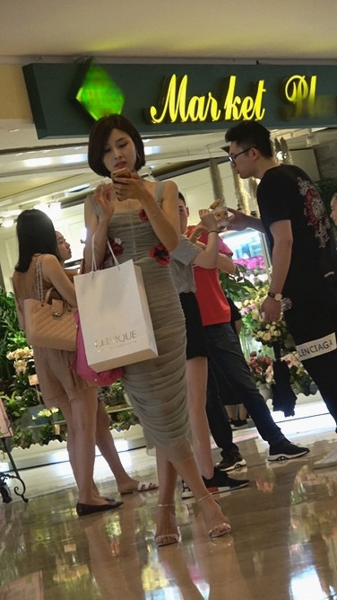 4K-商场拍摄两个紧身包臀裙MT圆臀漂亮美眉M003[485M]