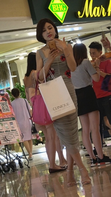 4K-商场拍摄两个紧身包臀裙MT圆臀漂亮美眉M003[485M]