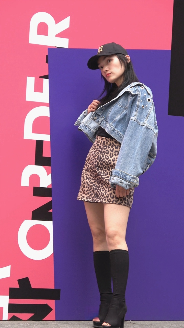 4K-豹纹短裙长腿长靴街拍美女DJ294[1.2G]