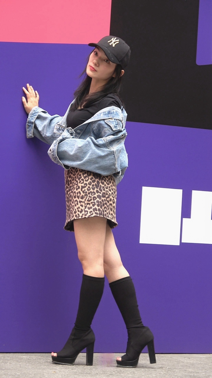 4K-豹纹短裙长腿长靴街拍美女DJ294[1.2G]