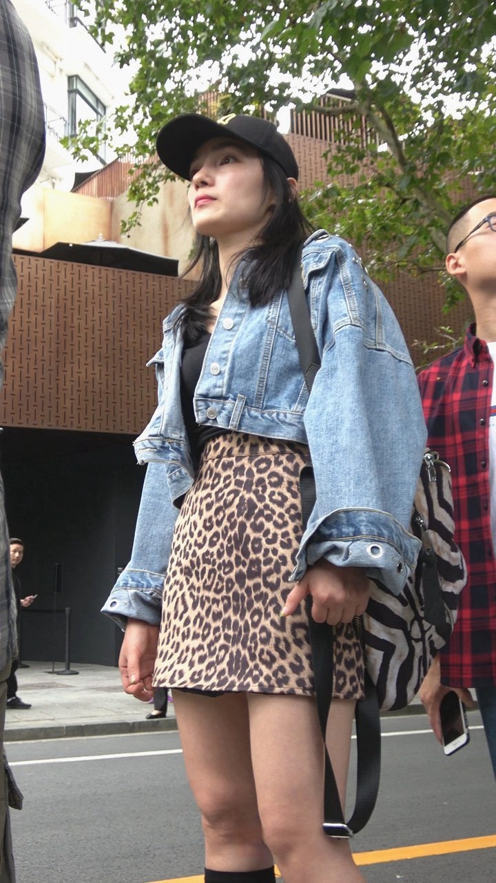 4K-豹纹短裙长腿长靴街拍美女DJ294[1.2G]