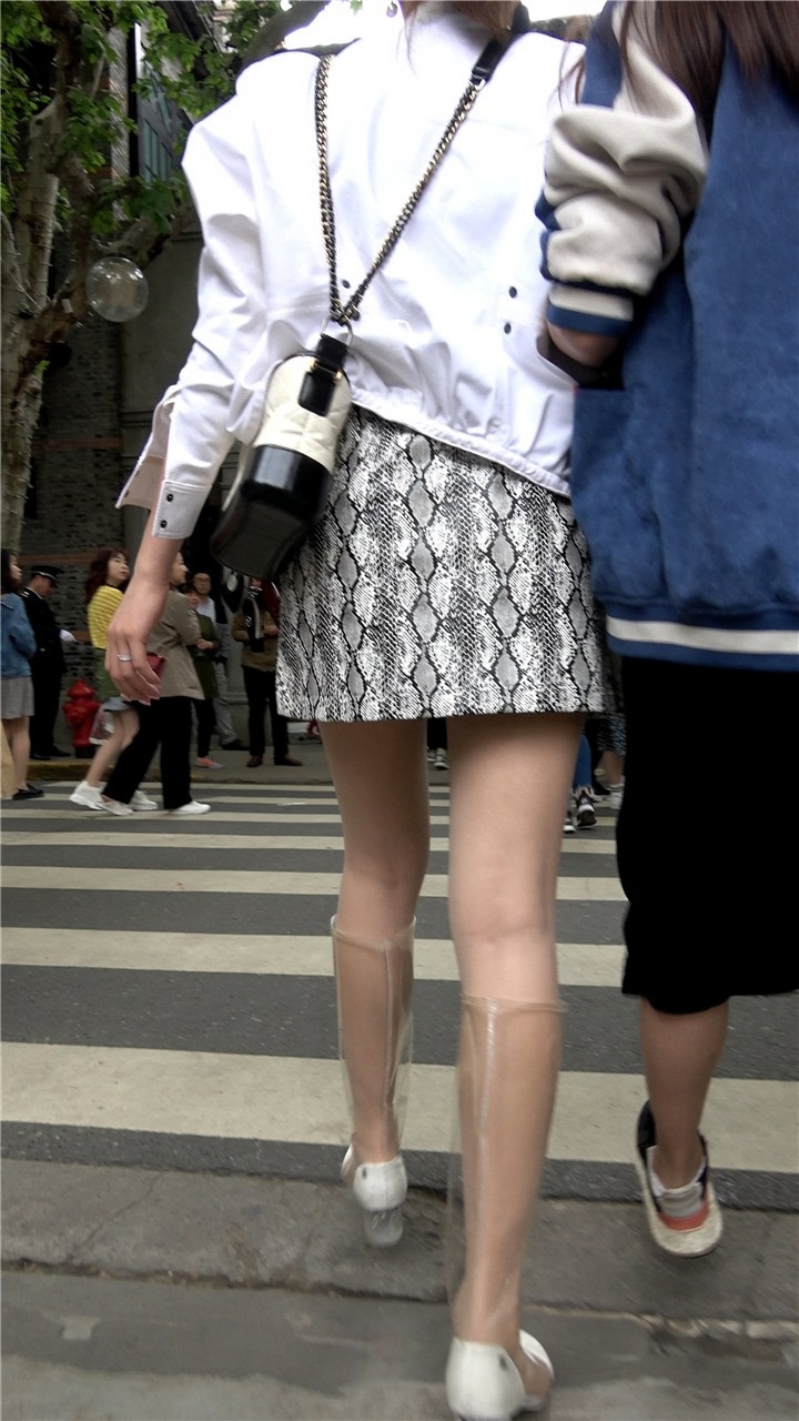 4K-豹纹裙长腿长靴街拍美女DJ457[988M]