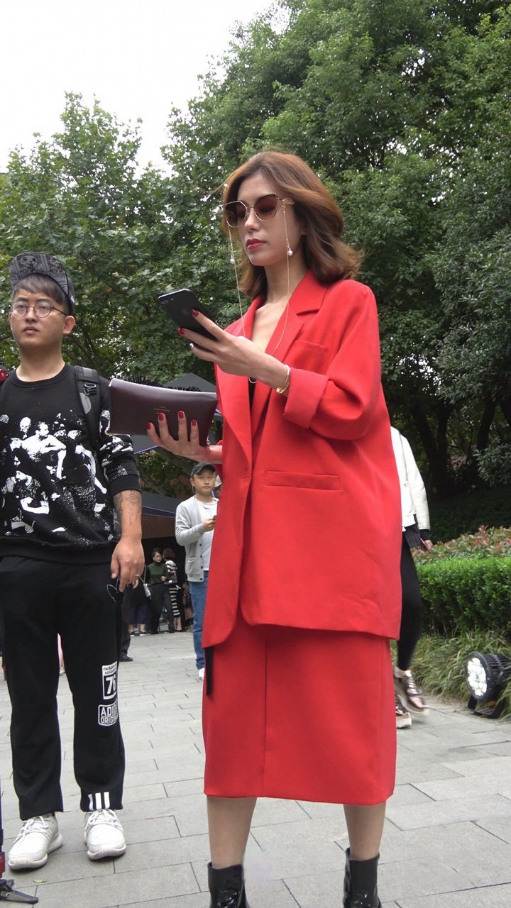 4K-性感红风衣大胸街拍美女DJ805[2.41G]