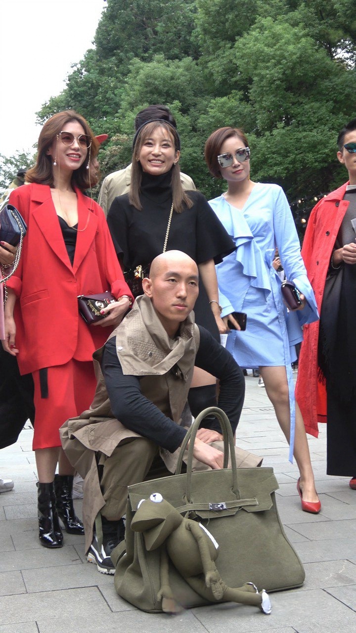 4K-性感红风衣大胸街拍美女DJ805[2.41G]