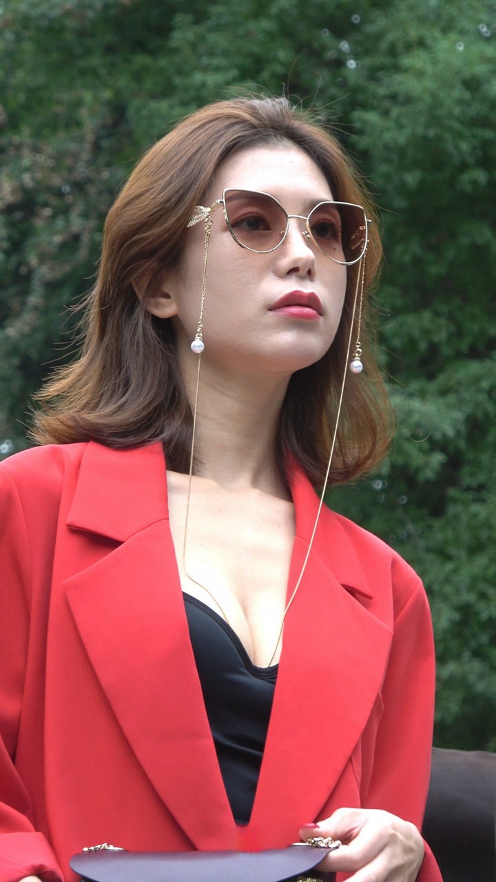 4K-性感红风衣大胸街拍美女DJ805[2.41G]