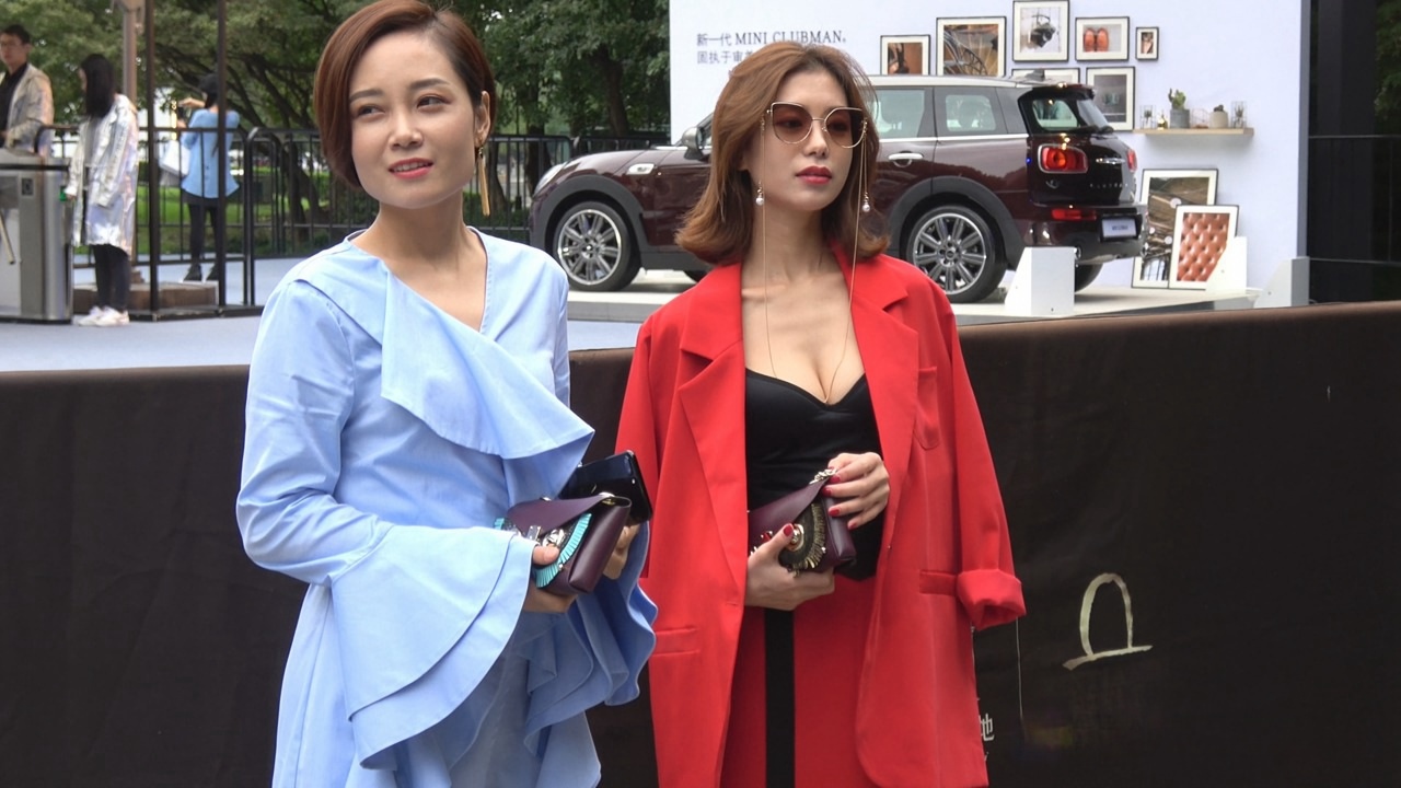 4K-性感红风衣大胸街拍美女DJ805[2.41G]