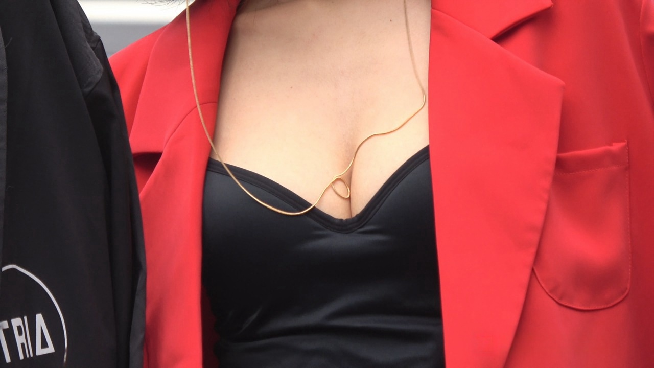 4K-性感红风衣大胸街拍美女DJ805[2.41G]