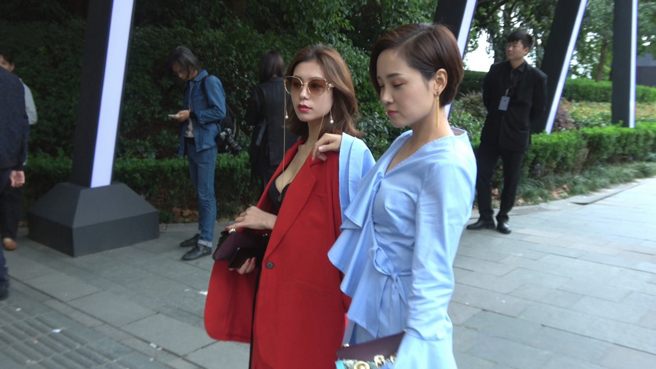 4K-性感红风衣大胸街拍美女DJ805[2.41G]