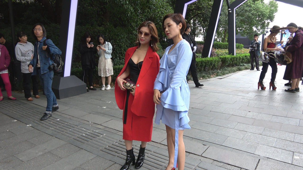 4K-性感红风衣大胸街拍美女DJ805[2.41G]