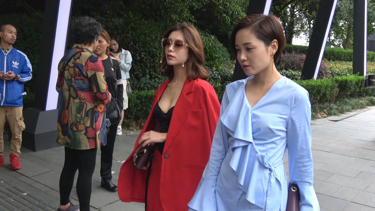 4K-性感红风衣大胸街拍美女DJ805[2.41G]