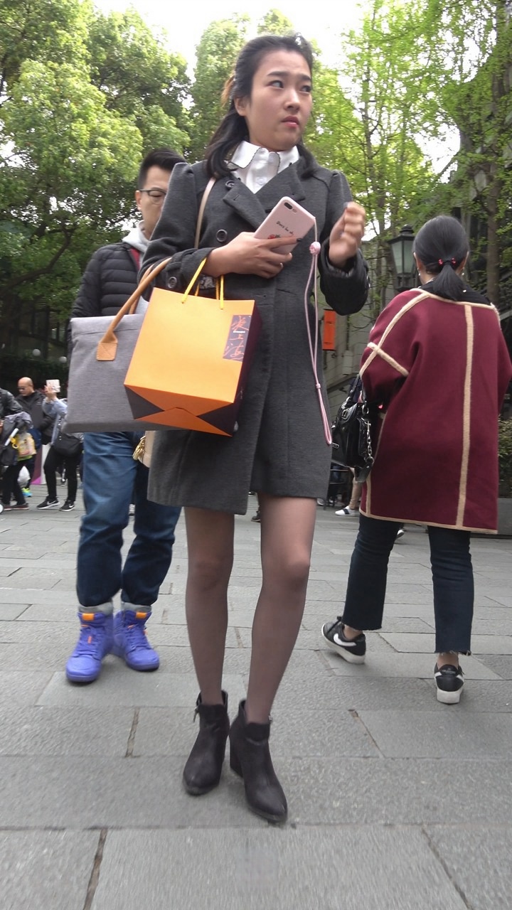 4K-性感风衣街拍黑丝高跟美女[1.31G]