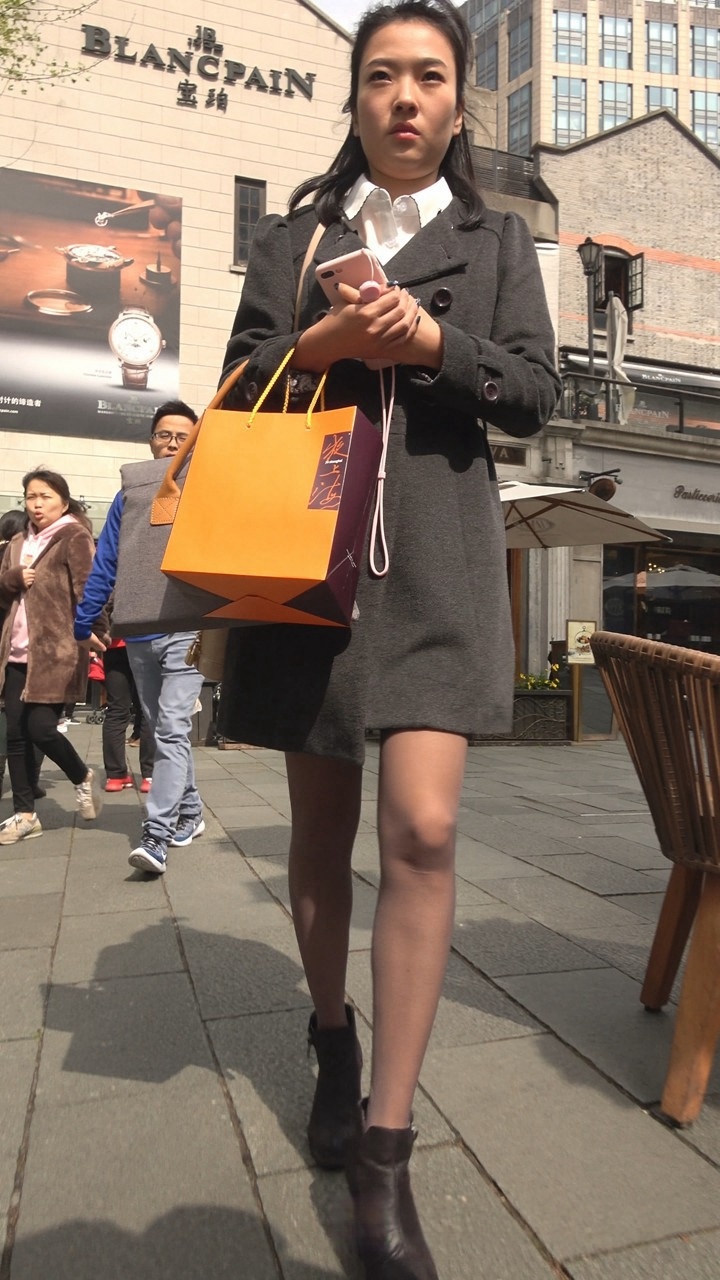 4K-性感风衣街拍黑丝高跟美女[1.31G]