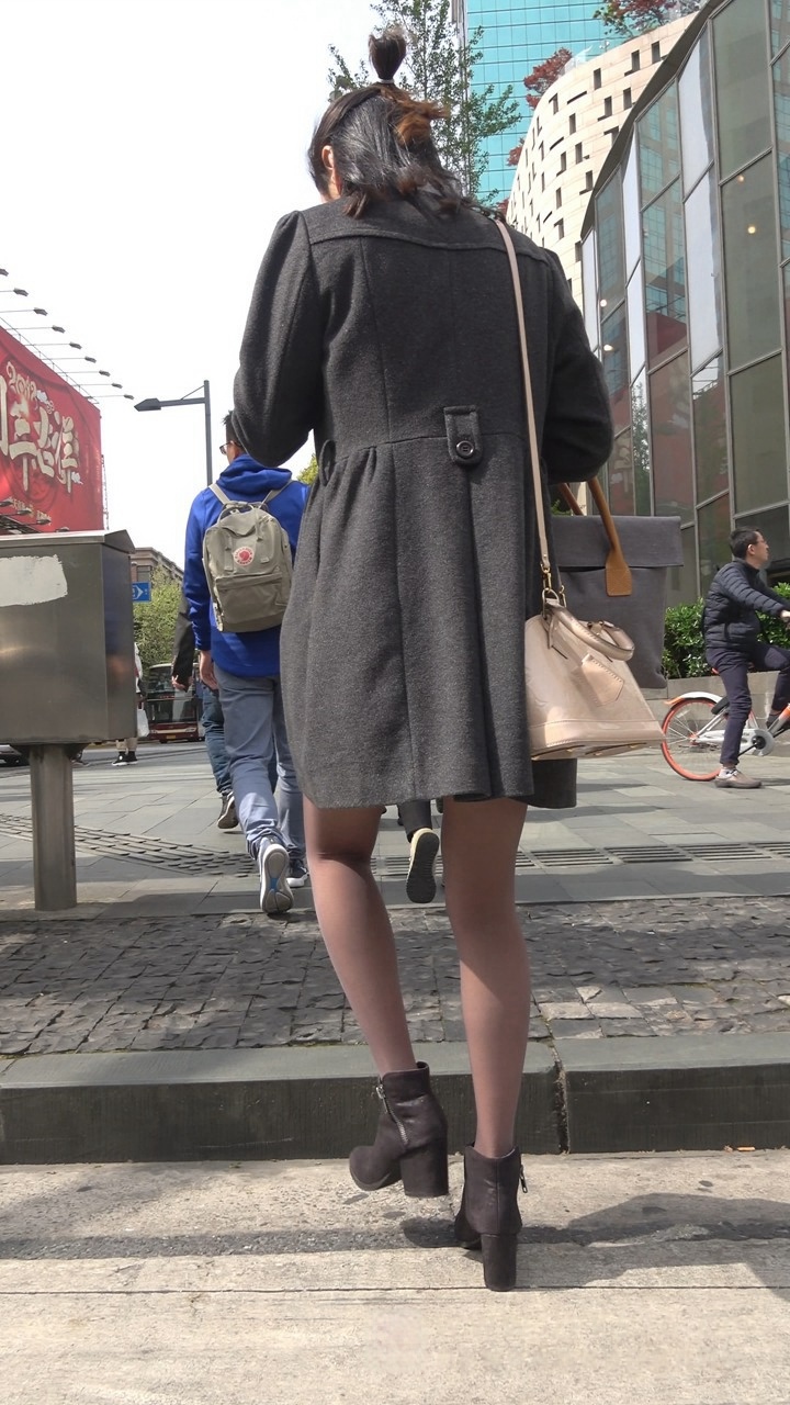 4K-性感风衣街拍黑丝高跟美女[1.31G]