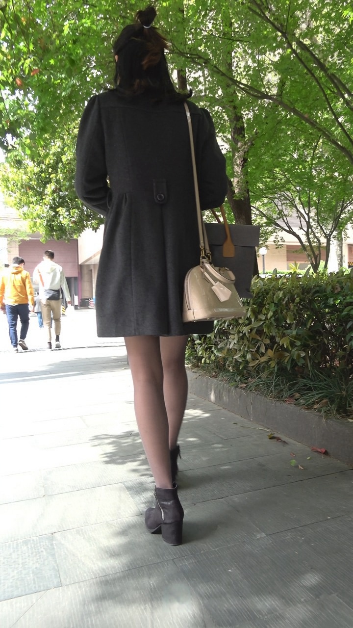 4K-性感风衣街拍黑丝高跟美女[1.31G]