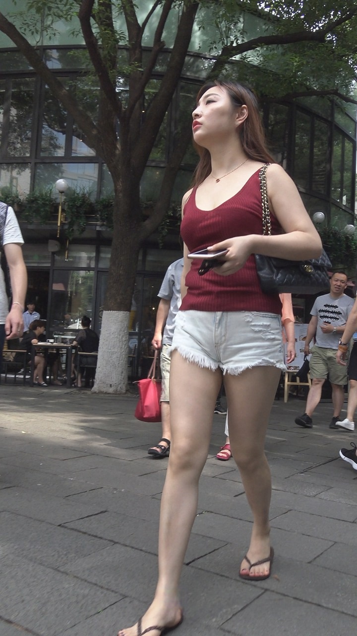 丰腴吊带红衣热裤美女DJ827[2.2G]