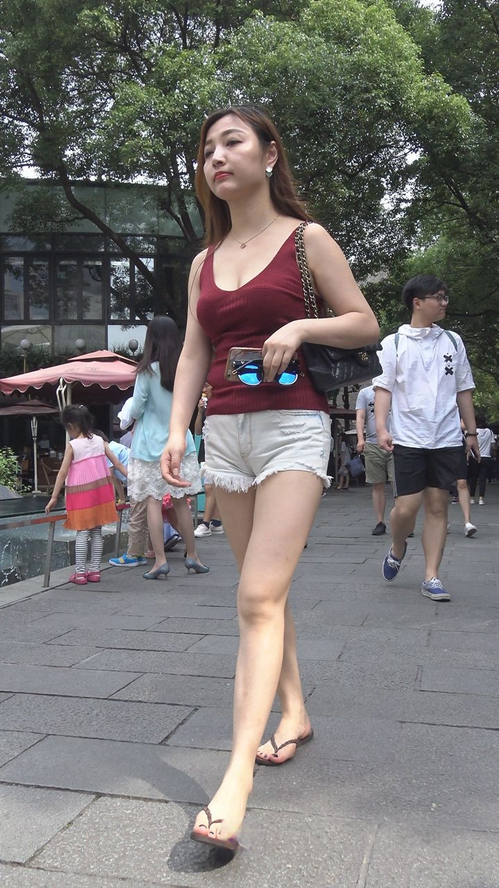 丰腴吊带红衣热裤美女DJ827[2.2G]