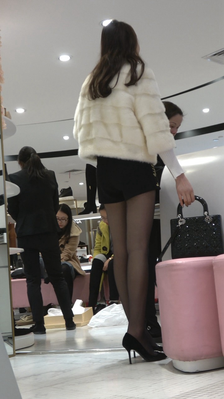 4K-超性感短裤街拍黑丝长腿美女[2.72G]