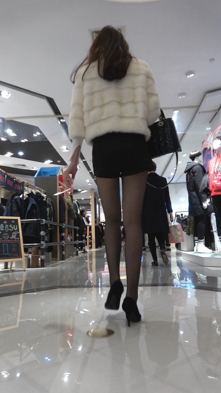 4K-超性感短裤街拍黑丝长腿美女[2.72G]