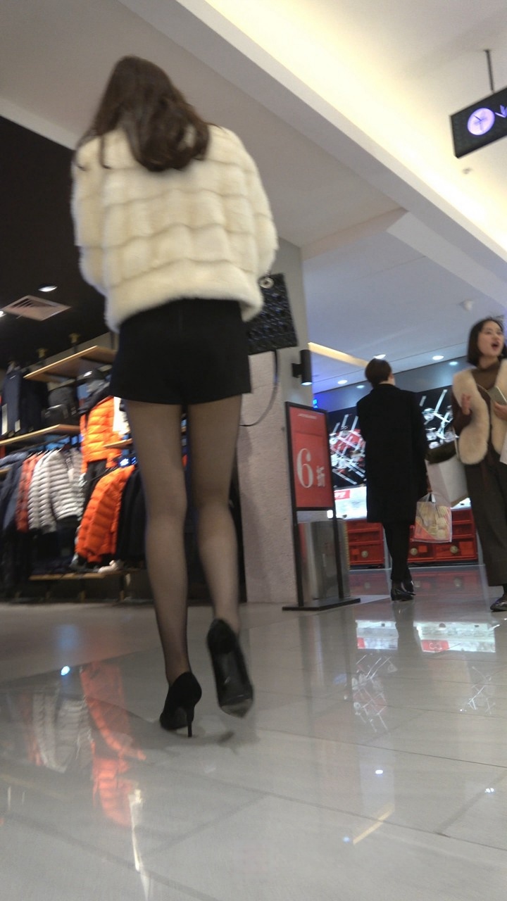 4K-超性感短裤街拍黑丝长腿美女[2.72G]