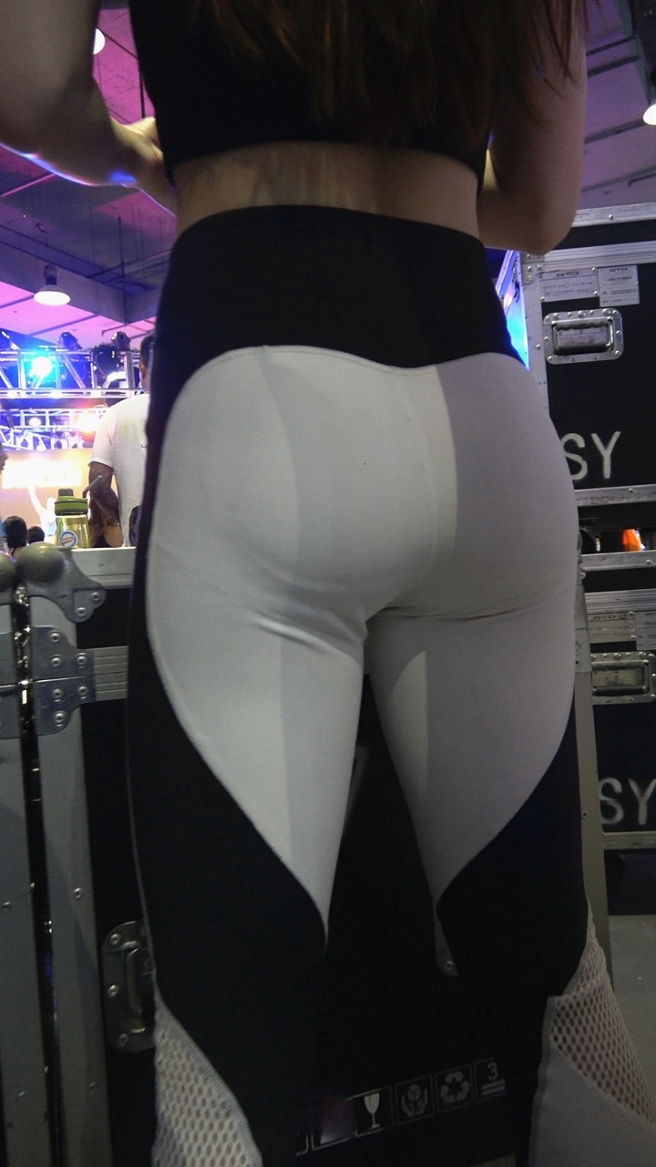 4K-白色紧身瑜伽裤圆润饱满翘臀美女