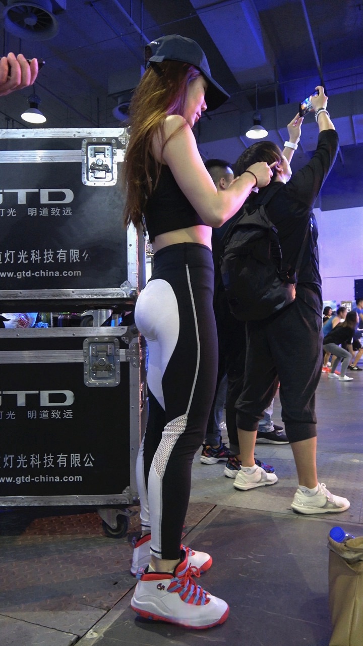 4K-白色紧身瑜伽裤圆润饱满翘臀美女