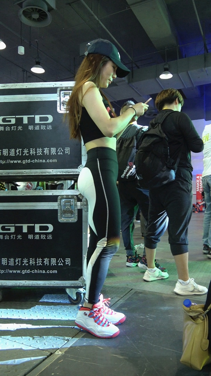 4K-白色紧身瑜伽裤圆润饱满翘臀美女