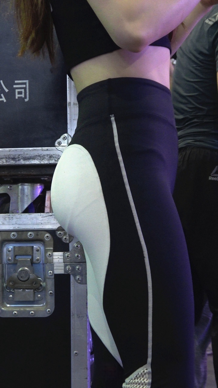 4K-白色紧身瑜伽裤圆润饱满翘臀美女