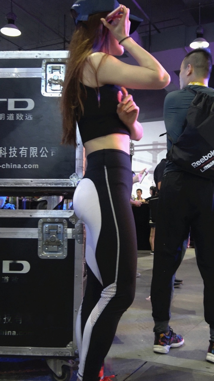 4K-白色紧身瑜伽裤圆润饱满翘臀美女