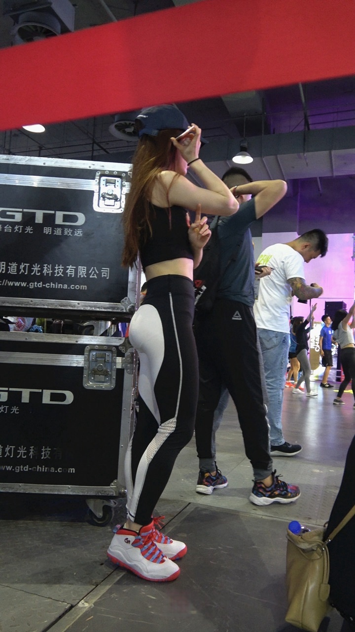 4K-白色紧身瑜伽裤圆润饱满翘臀美女