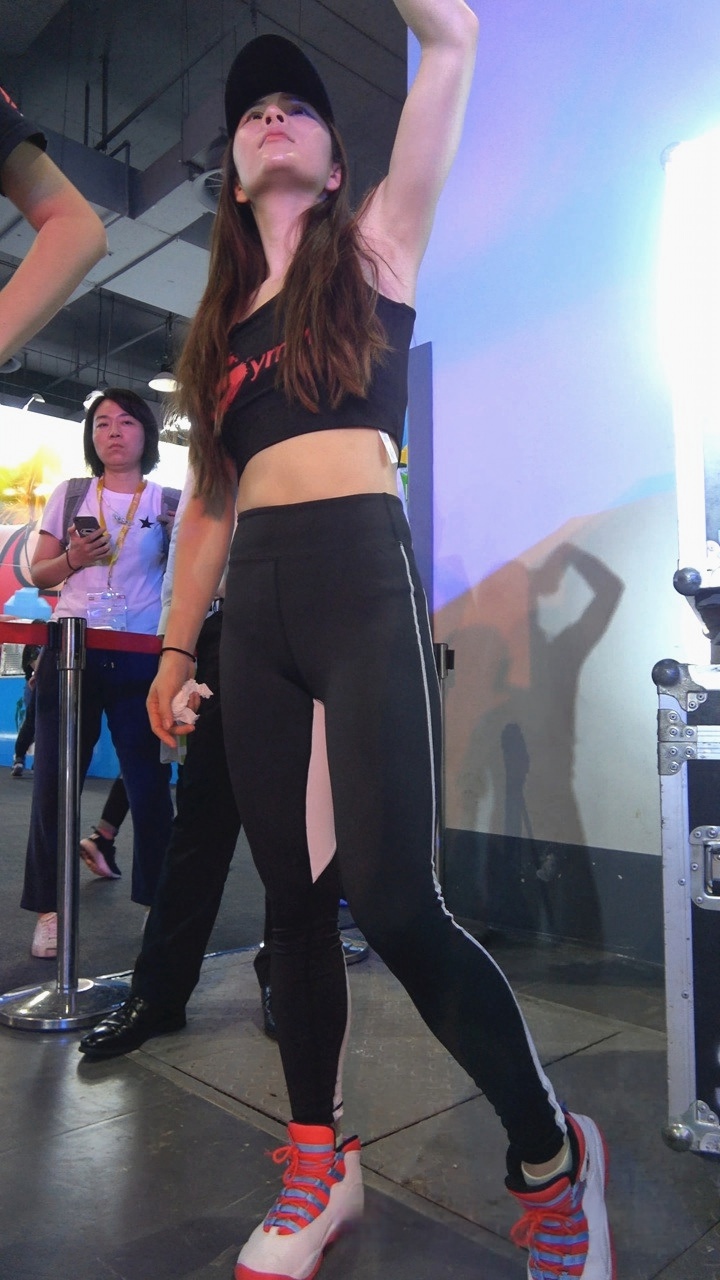 4K-白色紧身瑜伽裤圆润饱满翘臀美女