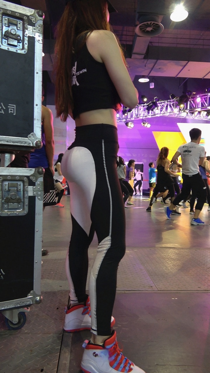 4K-白色紧身瑜伽裤圆润饱满翘臀美女