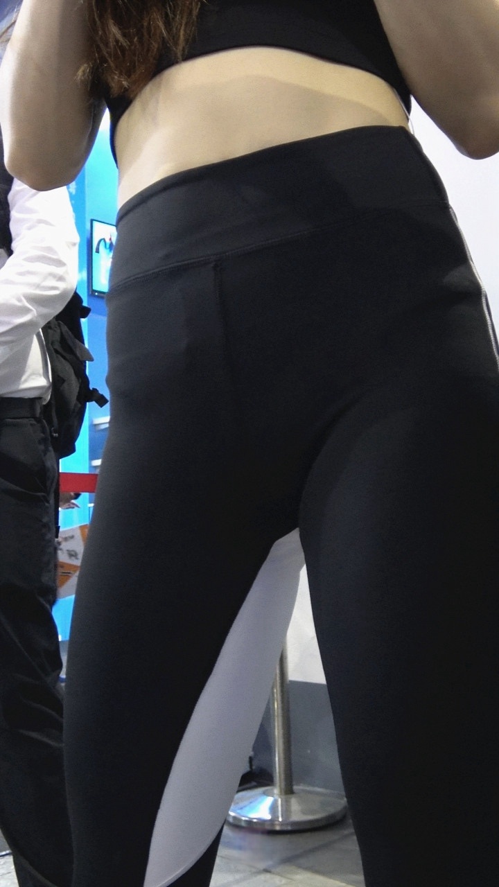 4K-白色紧身瑜伽裤圆润饱满翘臀美女