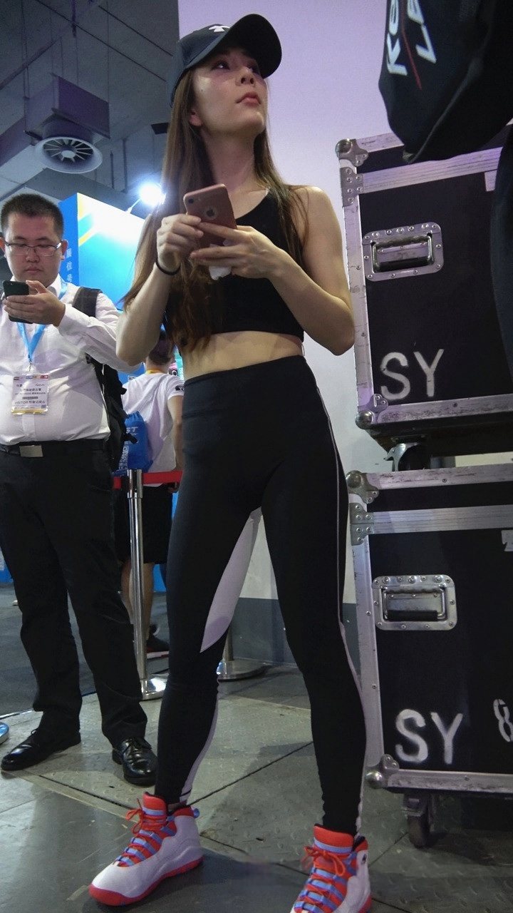 4K-白色紧身瑜伽裤圆润饱满翘臀美女