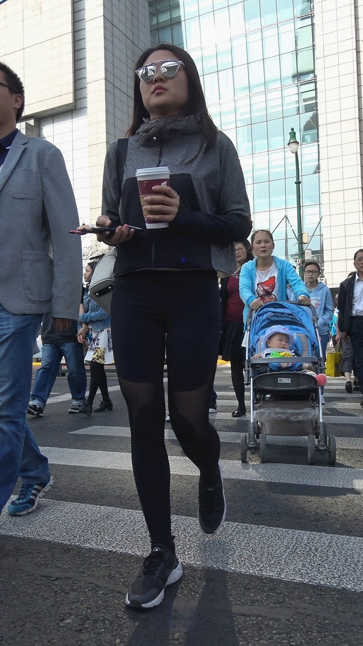 4K-黑色瑜伽裤极品前三角美女坐地铁第1季T034[985M]