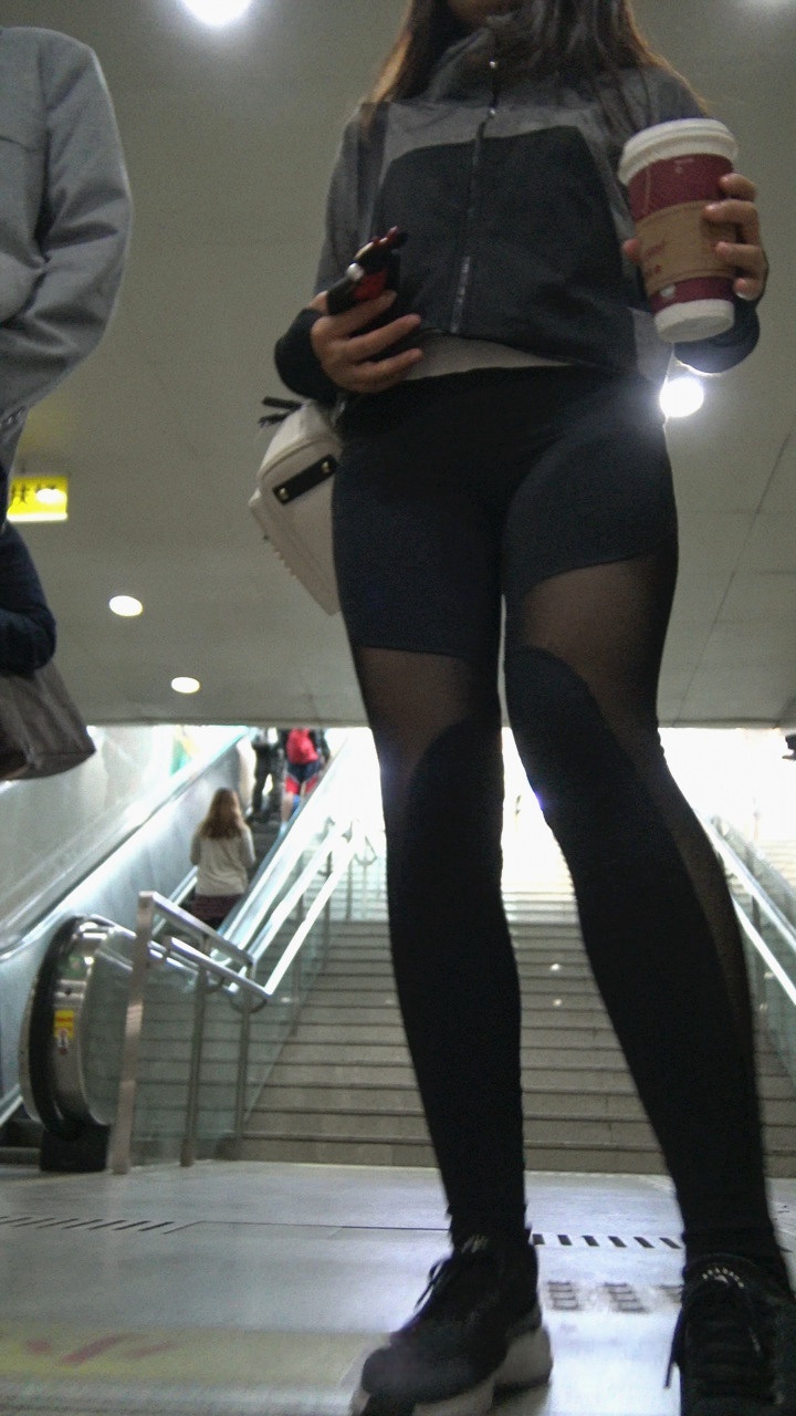 4K-黑色瑜伽裤极品前三角美女坐地铁第2季[1.32G]