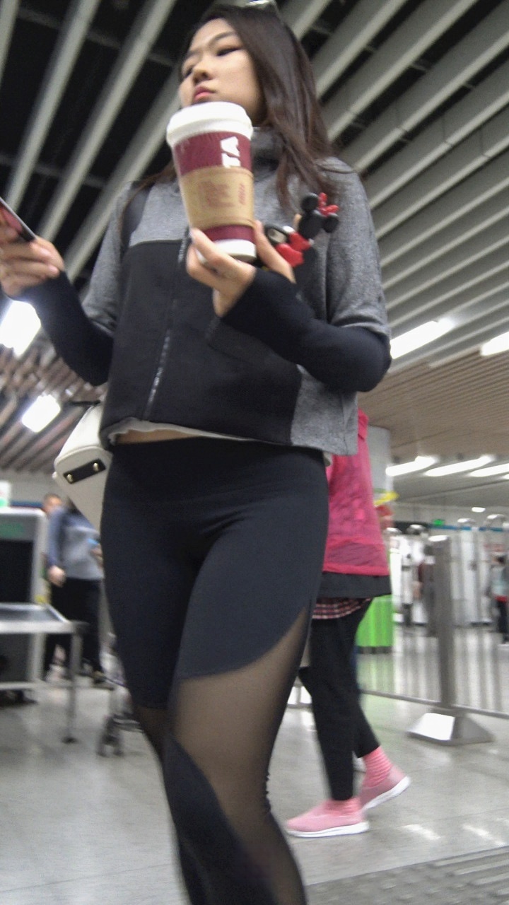 4K-黑色瑜伽裤极品前三角美女坐地铁第2季[1.32G]