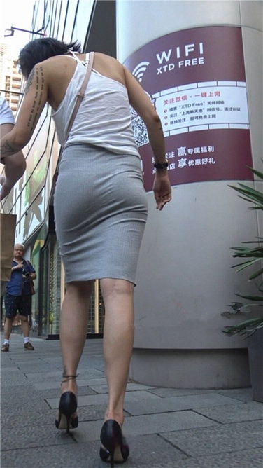 4K超清视频！超性感紧身灰裙黑色高跟丁内美女[MP4/2GB]