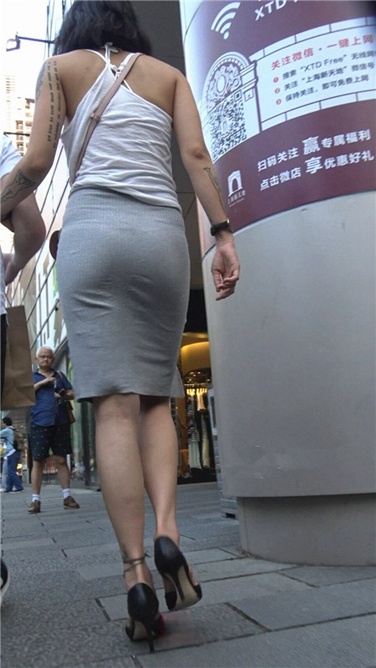 4K超清视频！超性感紧身灰裙黑色高跟丁内美女[MP4/2GB]