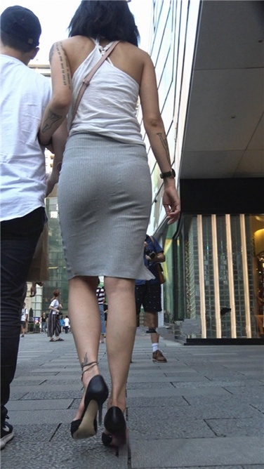 4K超清视频！超性感紧身灰裙黑色高跟丁内美女[MP4/2GB]