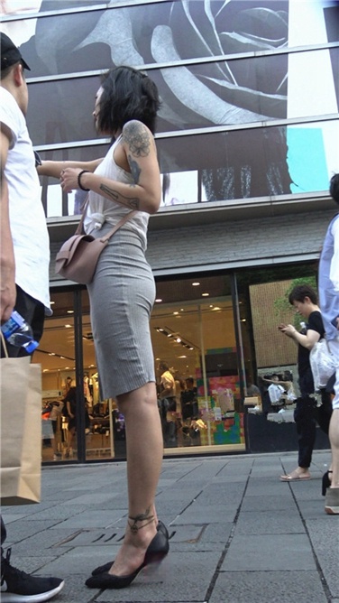 4K超清视频！超性感紧身灰裙黑色高跟丁内美女[MP4/2GB]