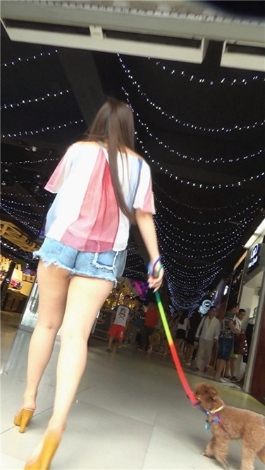 牵小狗的肥臀女孩[MP4/393MB]