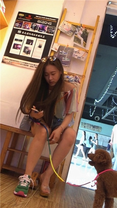 牵小狗的肥臀女孩[MP4/393MB]