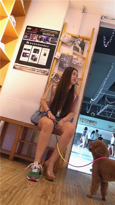 牵小狗的肥臀女孩[MP4/393MB]